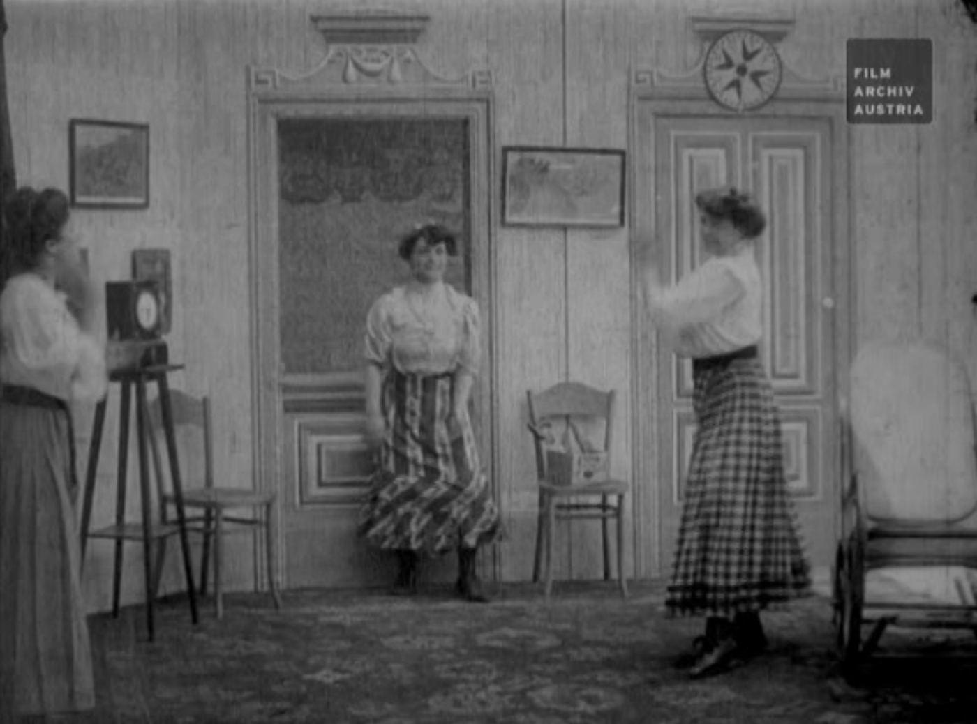 a-funny-story-at-the-window-1908-eine-lustige-geschichte-am-fenster-johann-schwarzer-saturn-film-filmarchiv-austria-recensione-review-kritik