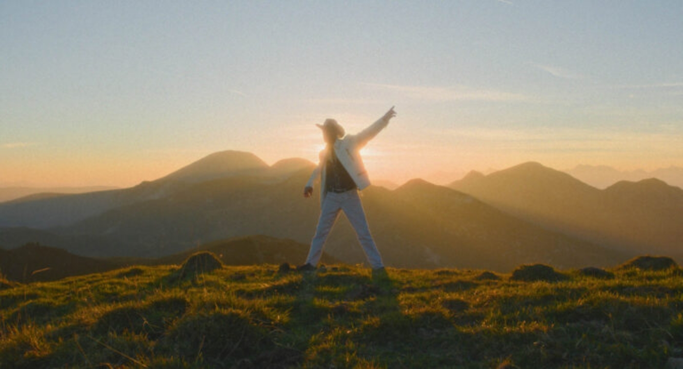 somewhere-in-texas-a-star-to-be-2025-meeresrausch-oder-wie-ein-stern-zu-sein-helmut-karner-recensione-review-kritik